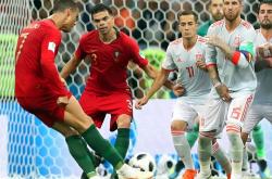 开云体育中国-足球场上两支强队将进行激烈对抗