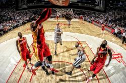 开云体育中国官网-浓眉撕裂铁壁，广厦队如何用一场胜利重定义防守极限？