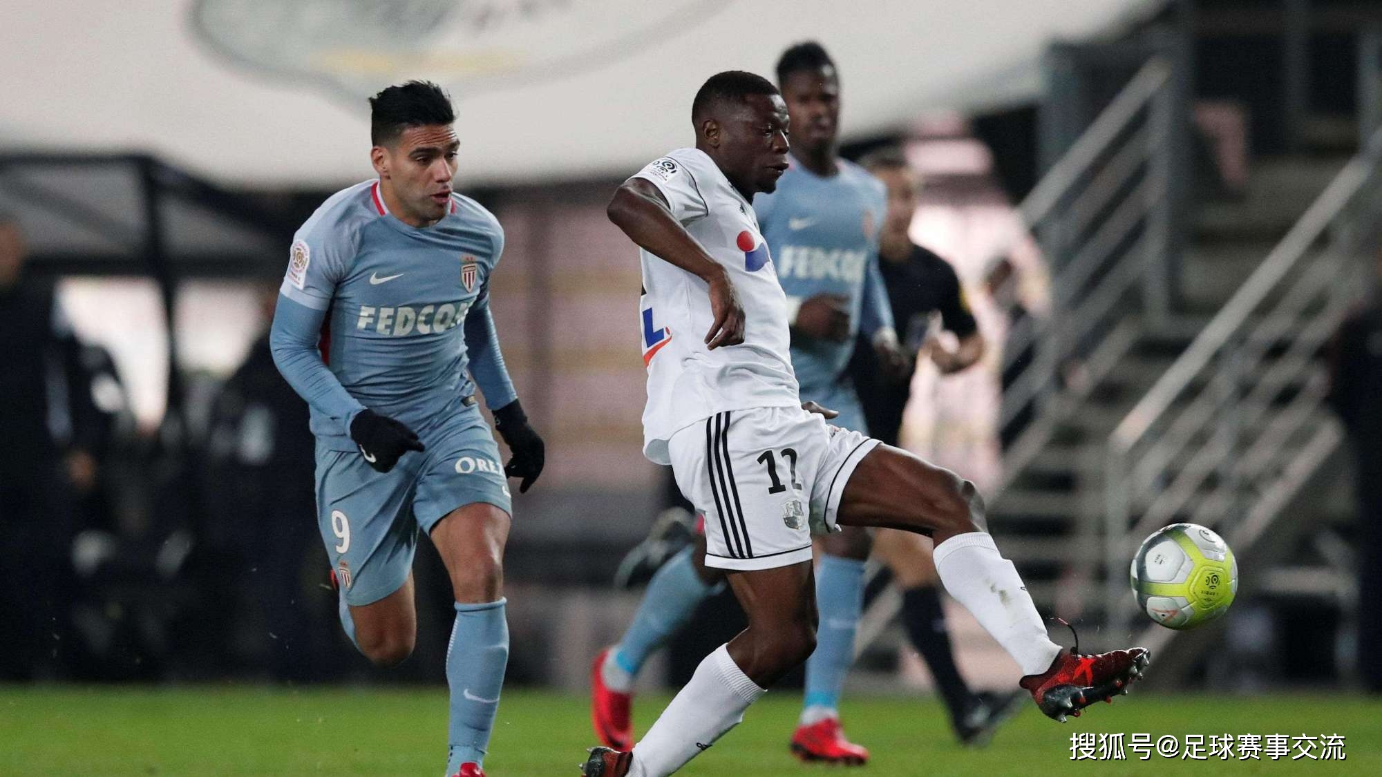 里昂逆势战胜尼斯，固守前场不退