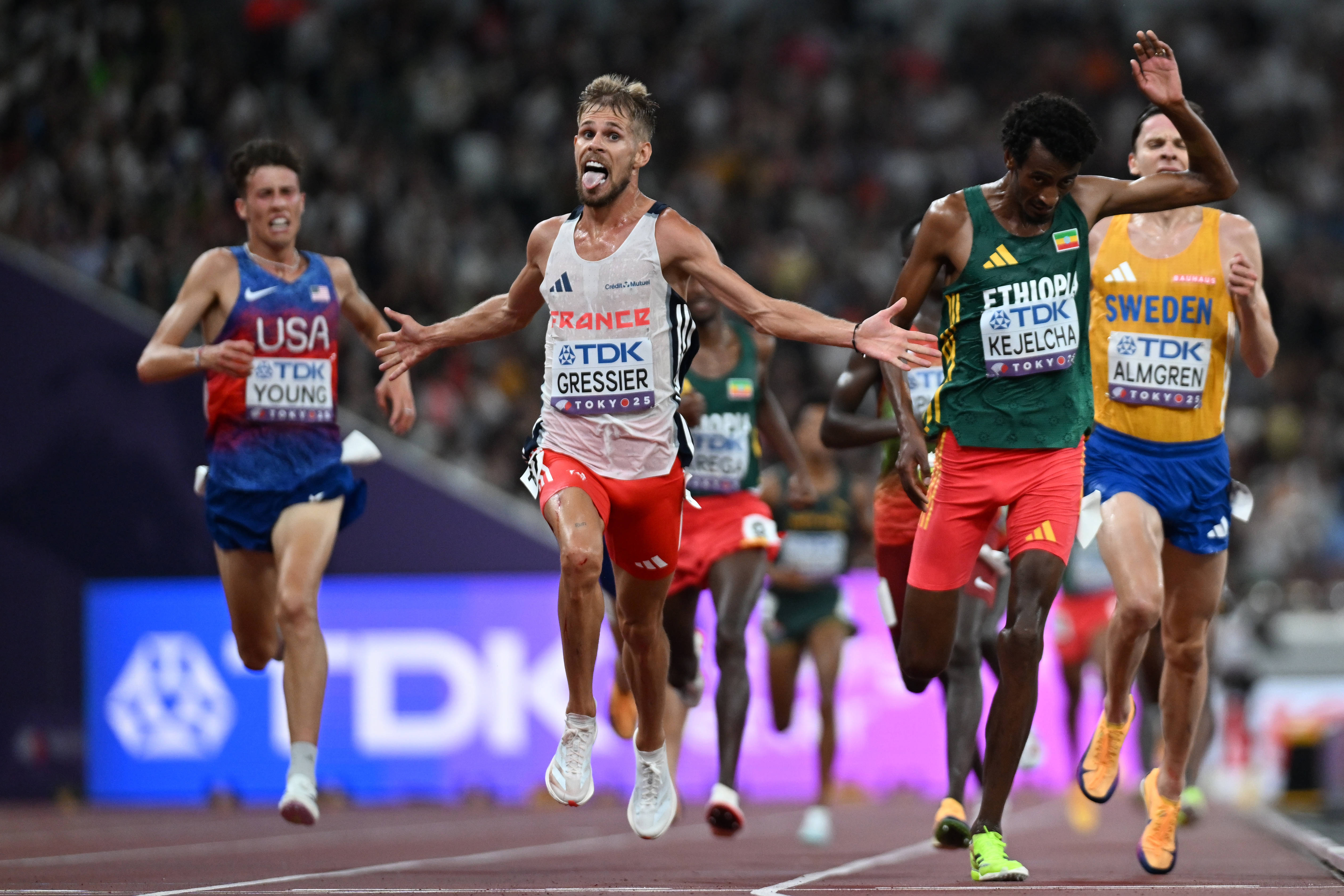 俄罗斯运动员在田径赛中刷新个人最好成绩