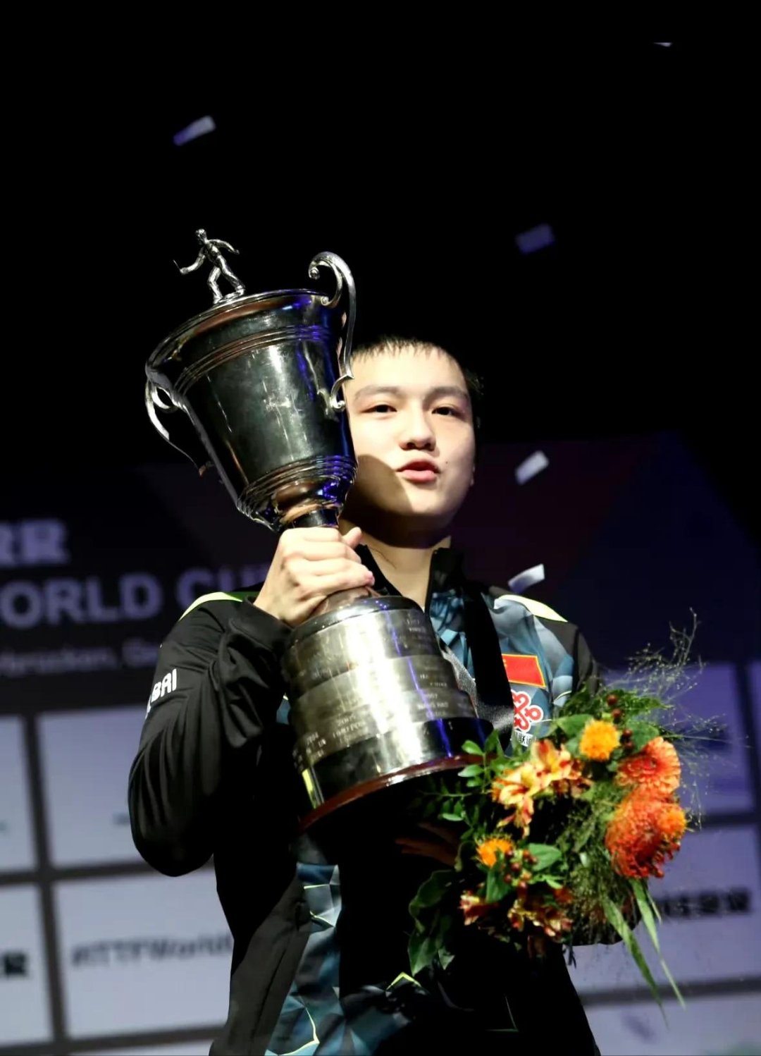 包含中国乒乓球队逆转英国乒乓球队，奥恰洛夫打破历史纪录的词条