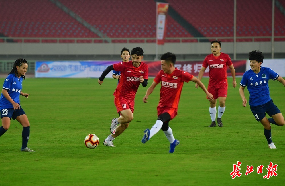 见证强强对话，足球场上的精彩交锋的简单介绍