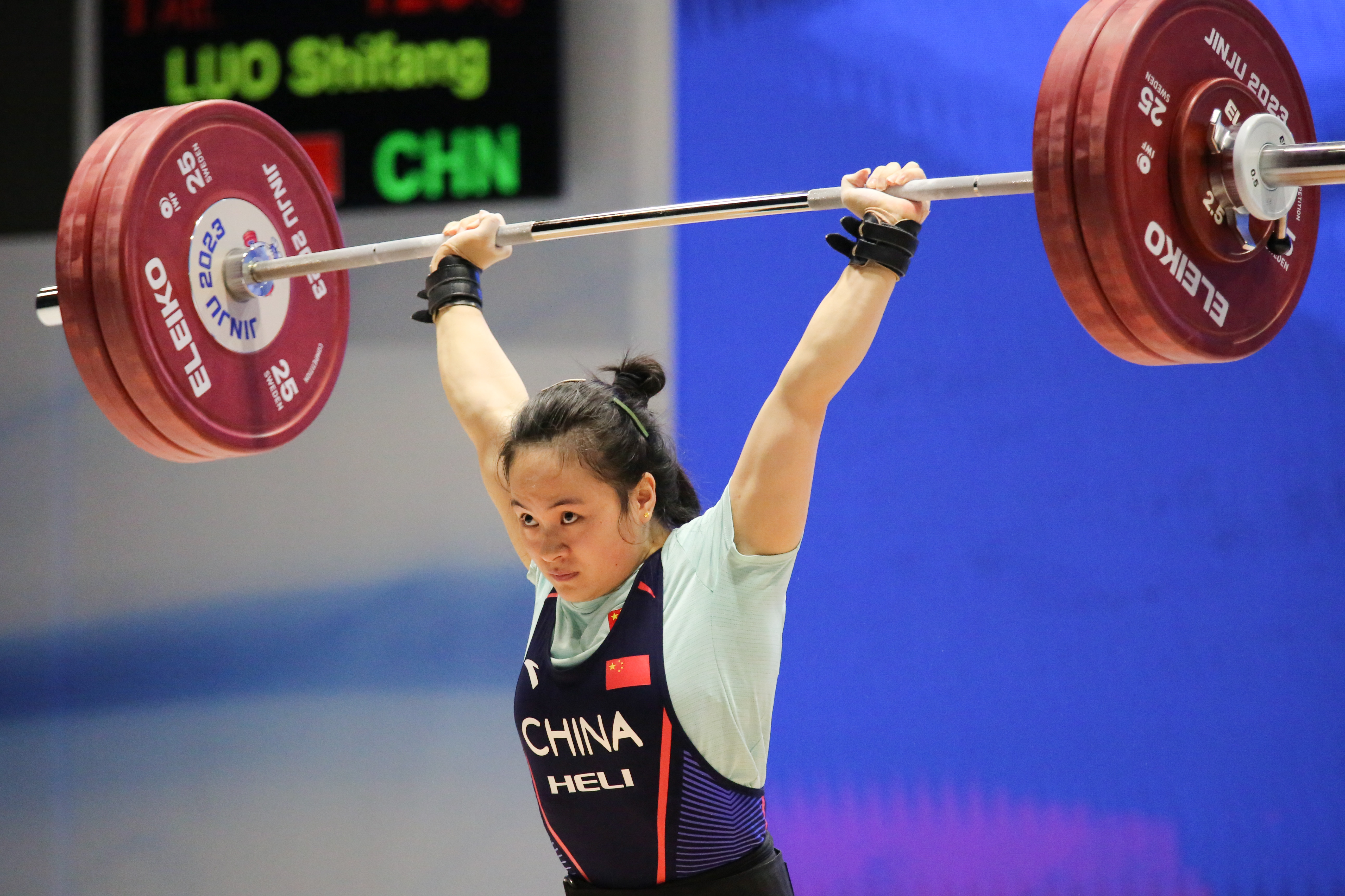 韩国女子举重运动员突破个人最高纪录