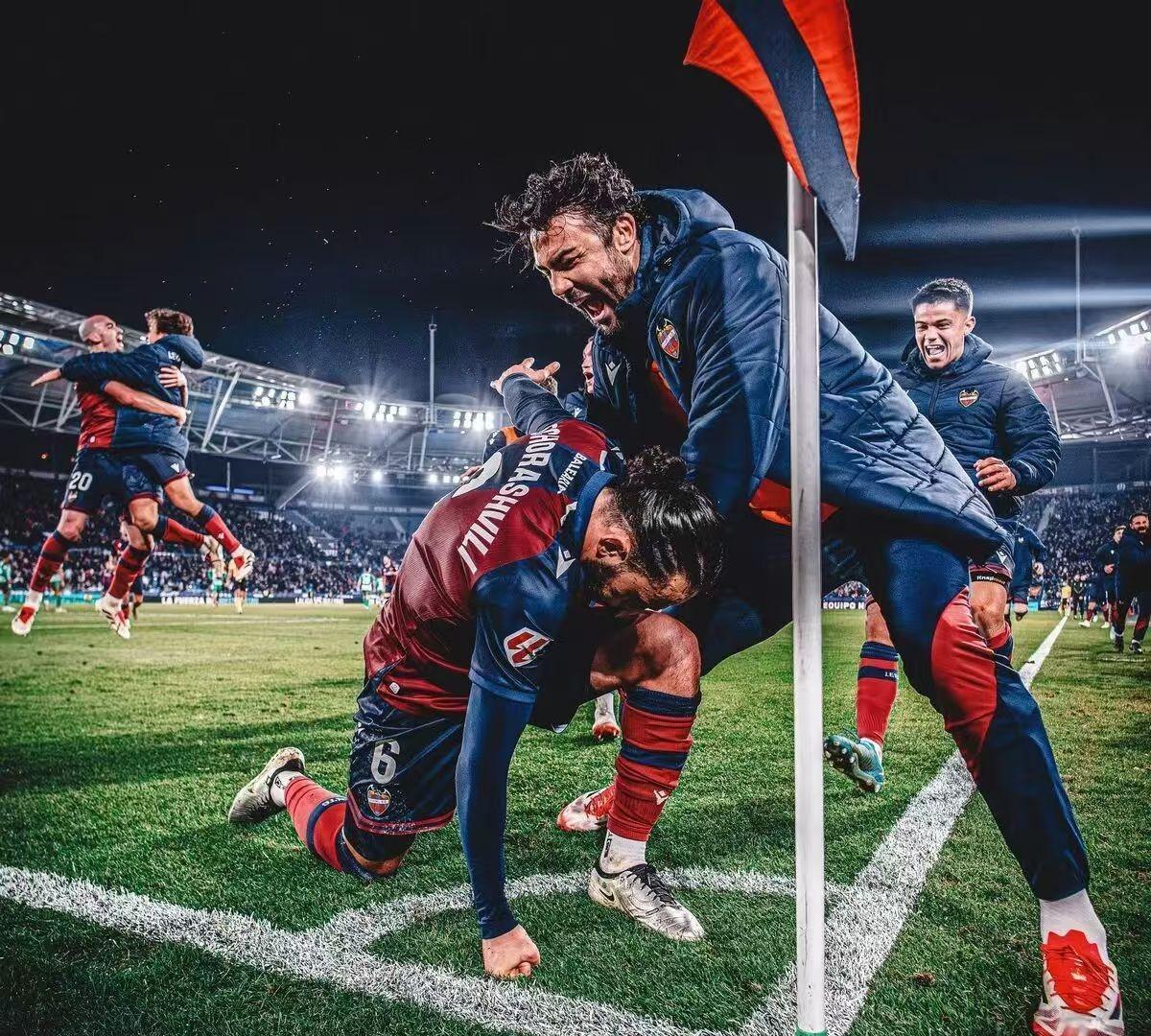 汉堡主场获胜，球迷轰动场内的简单介绍