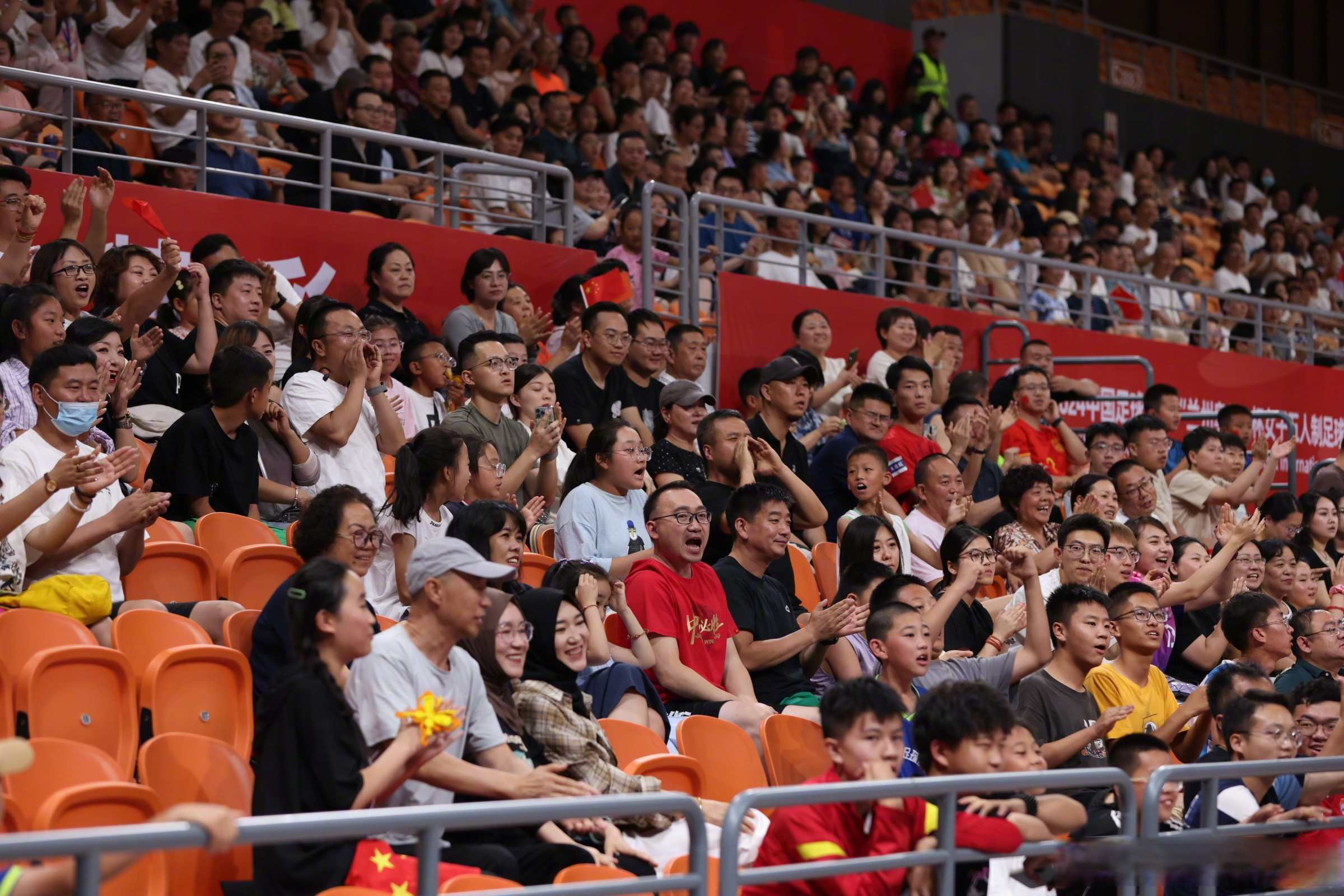 关于观众欢呼雀跃，中超比赛精彩不断的信息