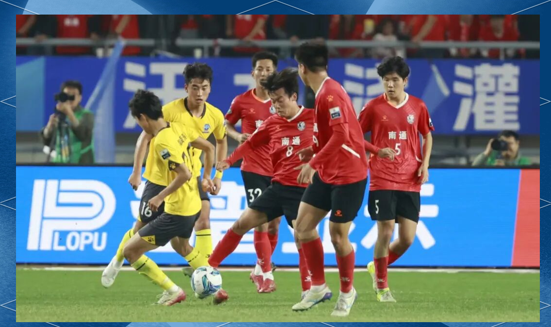 足球场上两支强队将进行激烈对抗