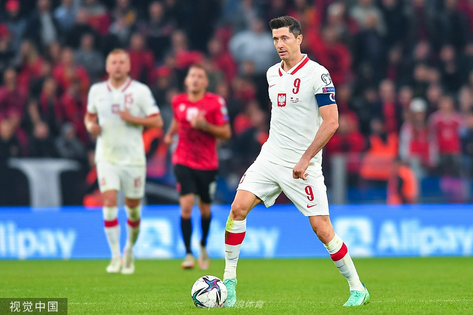 包含波兰队艰难战胜阿尔巴尼亚，夺得三分的词条