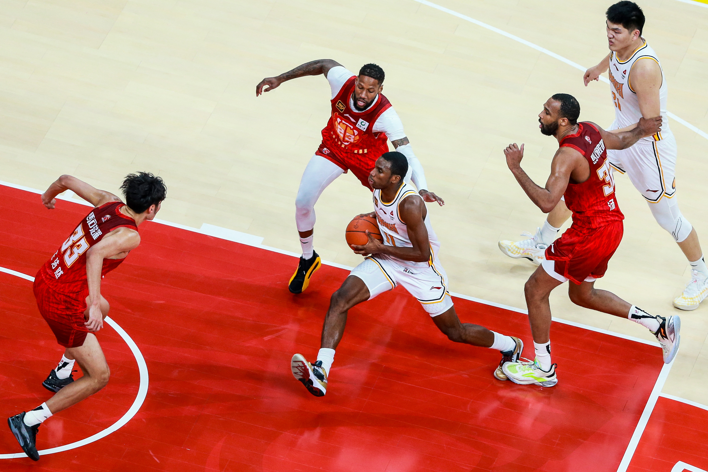 篮球比赛激烈对抗，观众尖叫连连