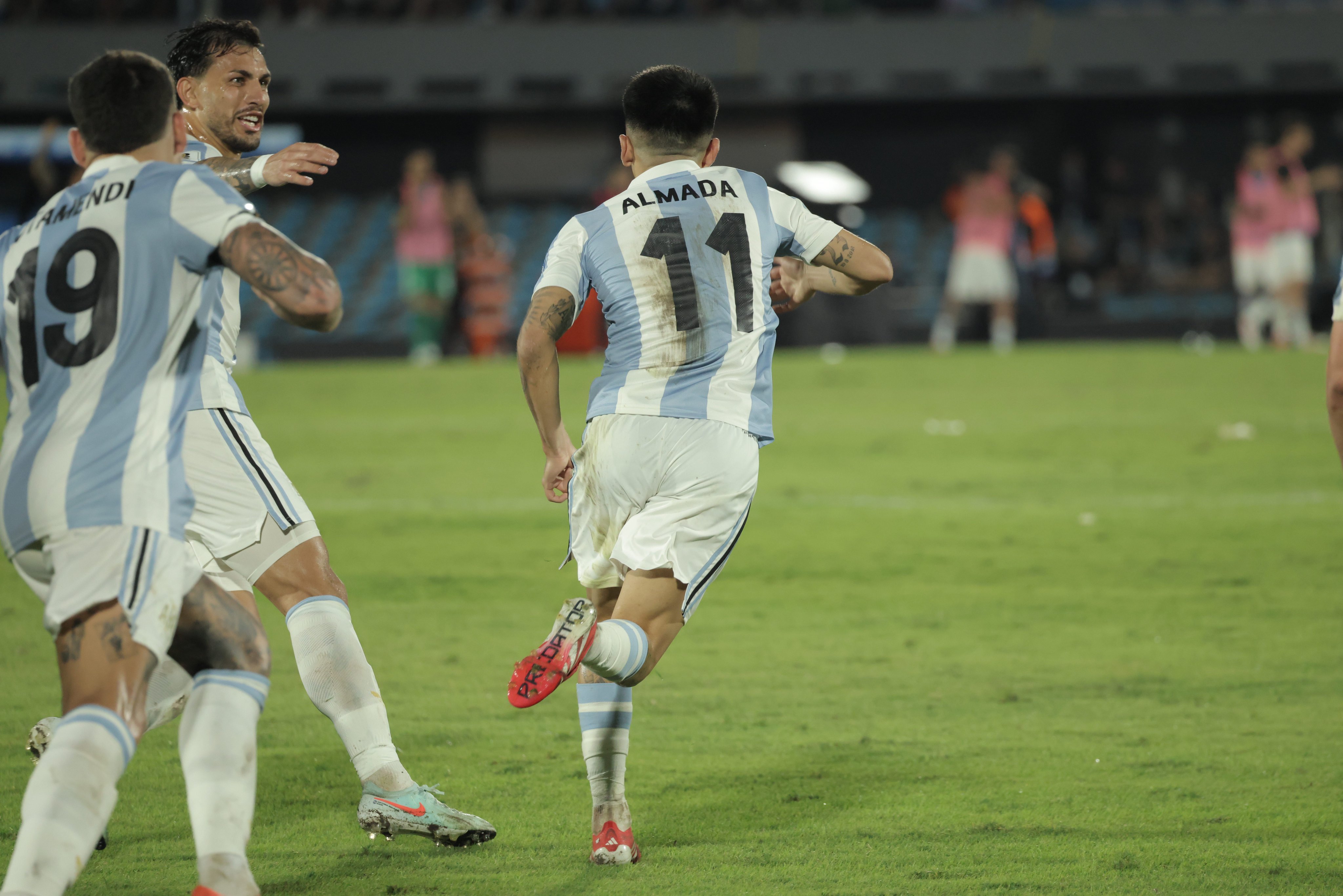 包含阿根廷鏖战里昂，卡瓦哈尔高光表现的词条