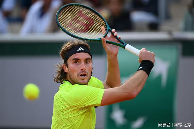 包含英国网球队翻盘美国网球队，西西帕斯关键制胜的词条