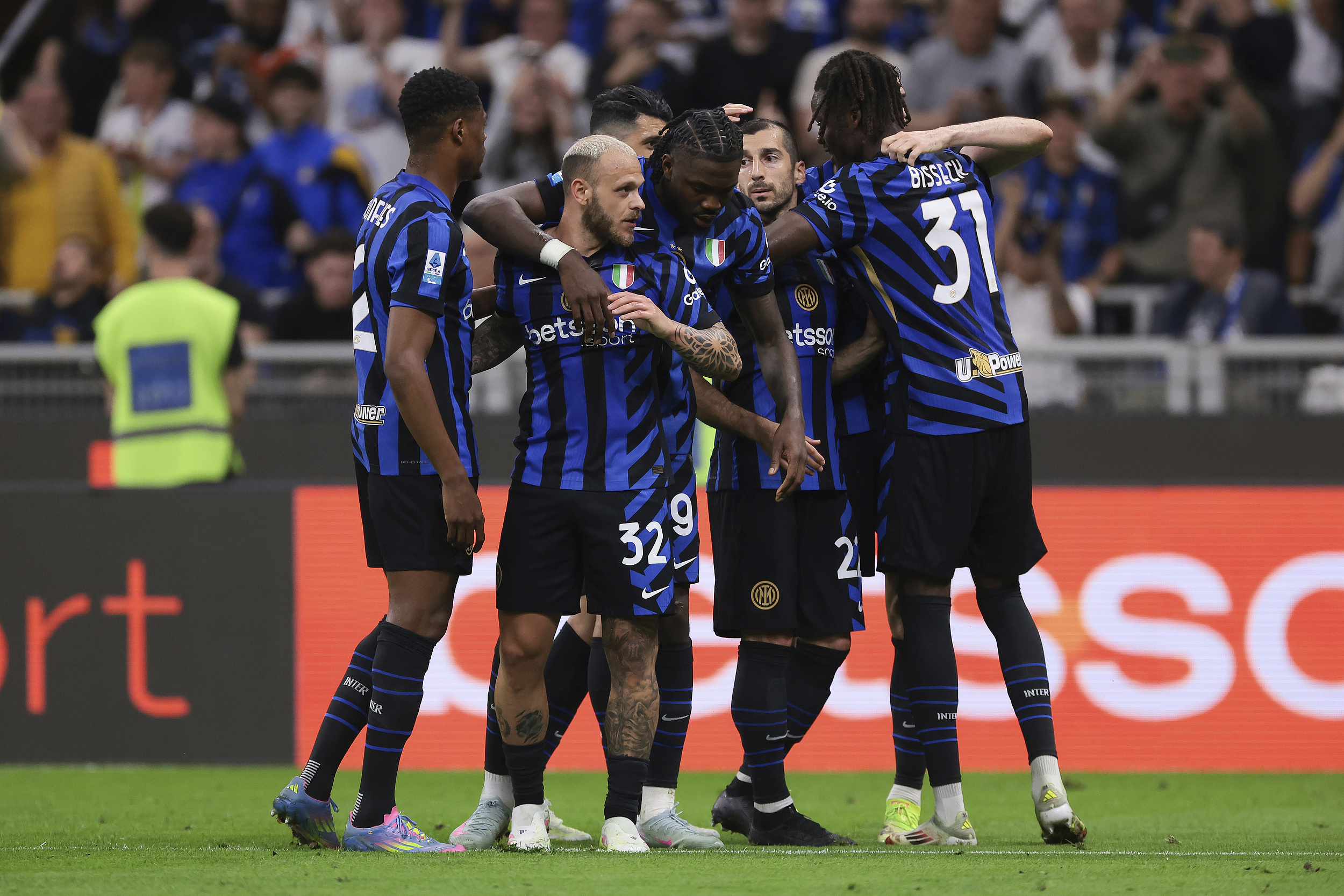 包含哥伦比亚绝杀国际米兰，阿奎罗惊艳世界的词条