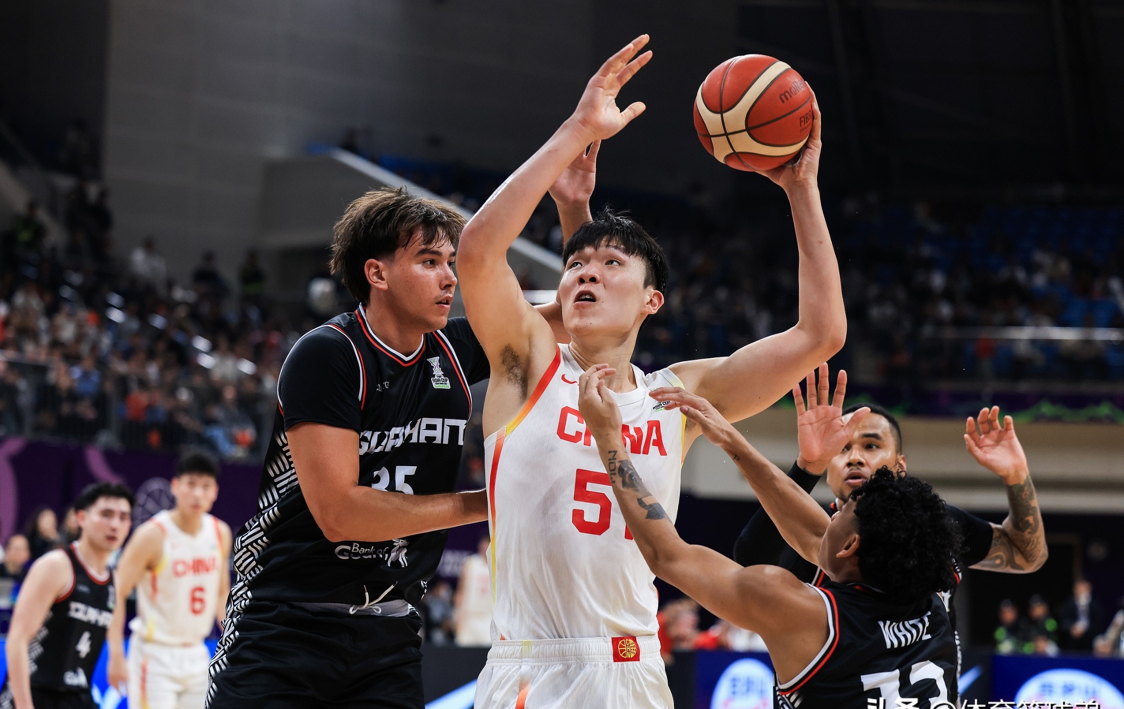 墨西哥男篮强势步行者，瓦兰丘纳斯三分雨点燃全场的简单介绍