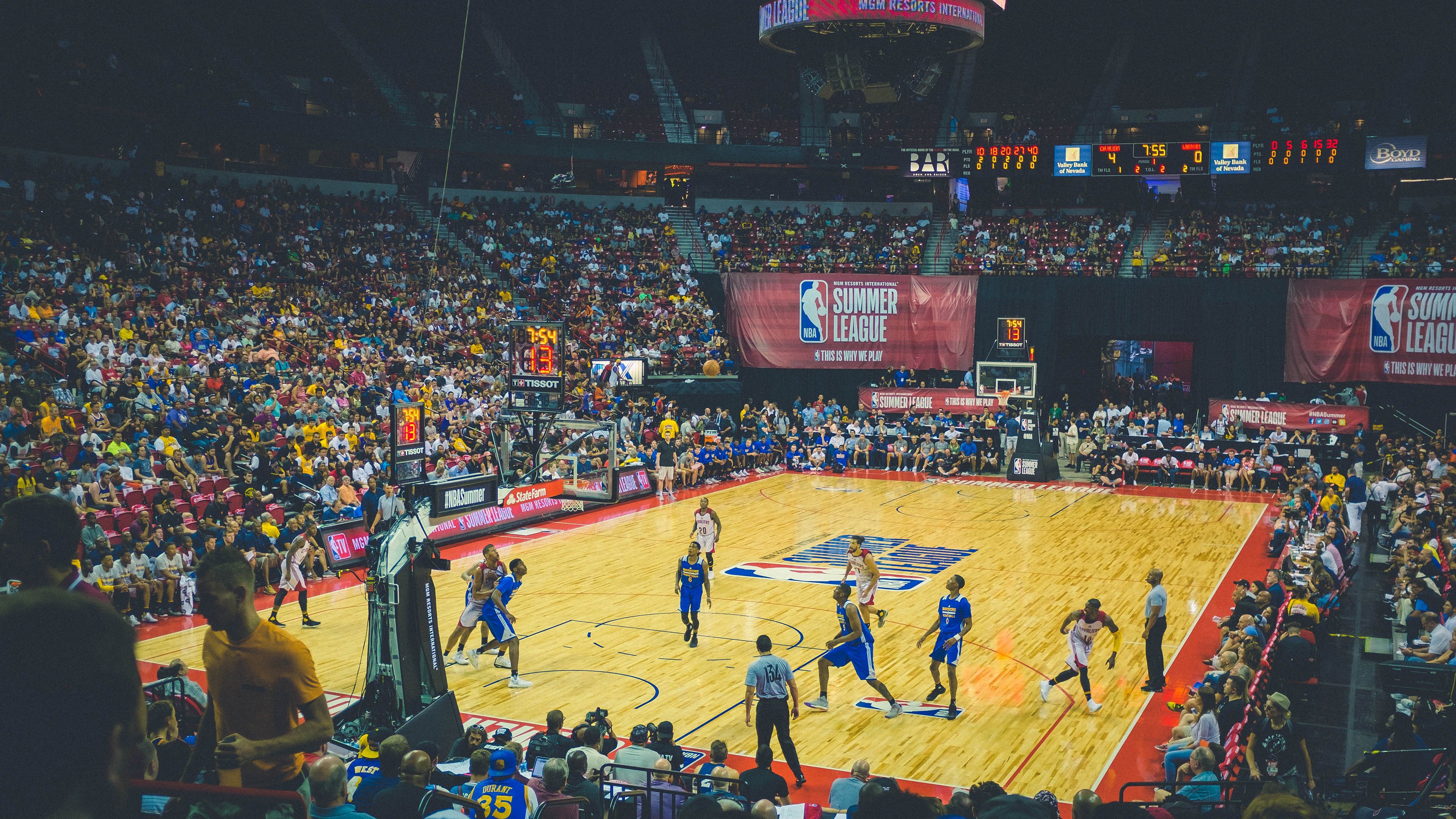 布克狂飙50分诠释统治力，四川队战术纪律性横扫雄鹿的启示