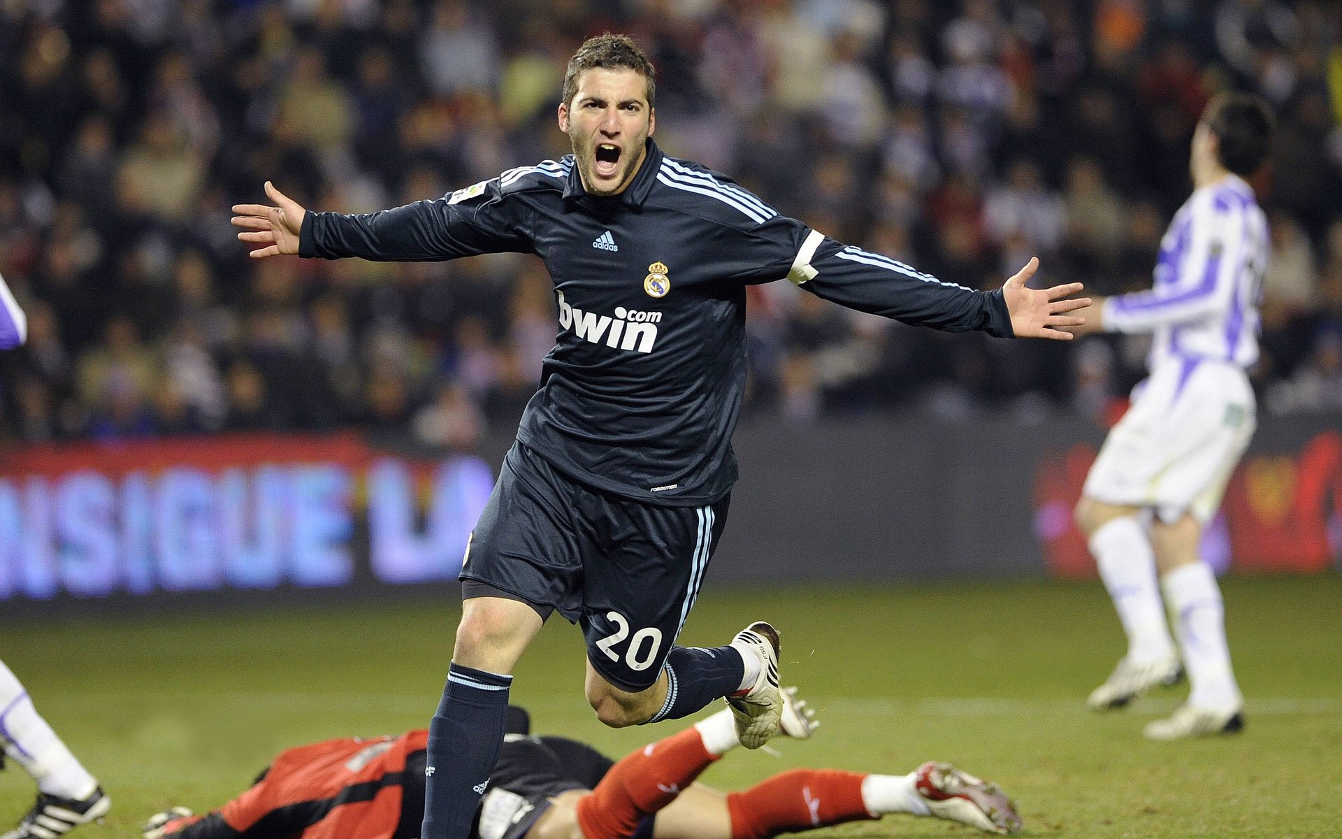 德甲争冠战之夜，卢卡库如何成为攻防转换的战术核心